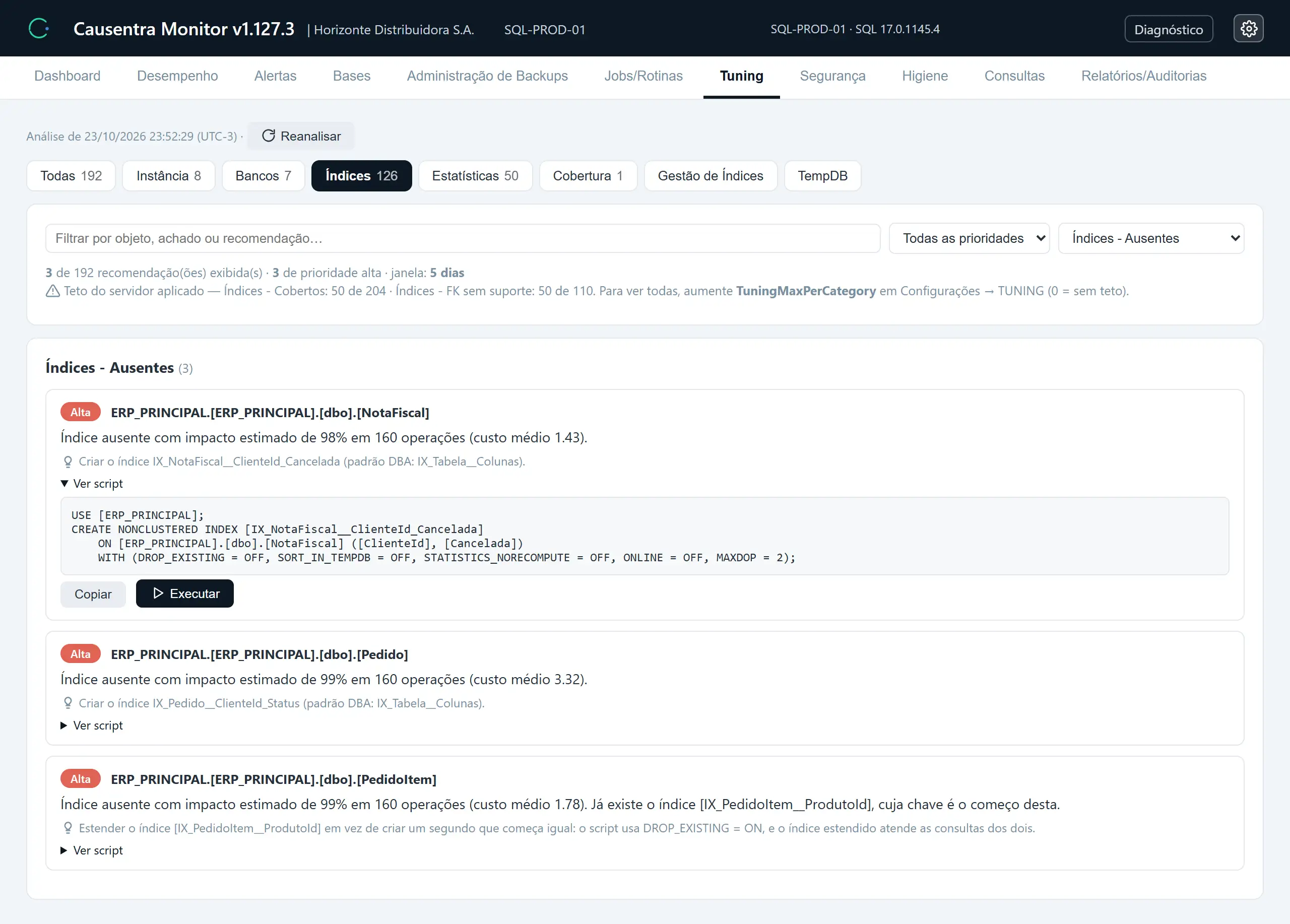 Tuning filtrado em índices ausentes: três recomendações de prioridade alta com impacto estimado, operações e custo médio, uma com o script de criação aberto e outra que estende um índice existente em vez de criar um segundo.