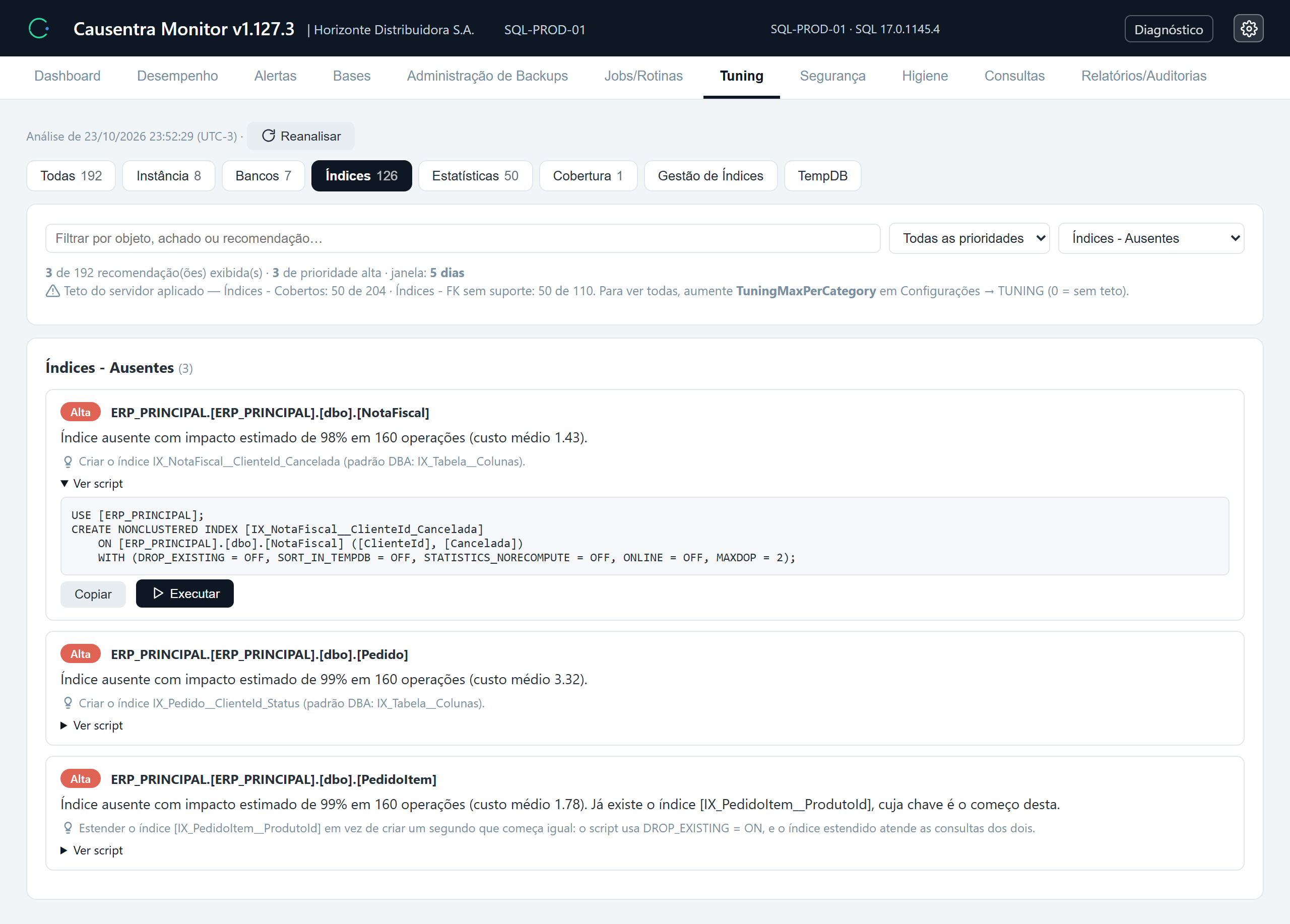 Tuning filtrado em índices ausentes: três recomendações de prioridade alta com impacto estimado, operações e custo médio, uma com o script de criação aberto e outra que estende um índice existente em vez de criar um segundo.